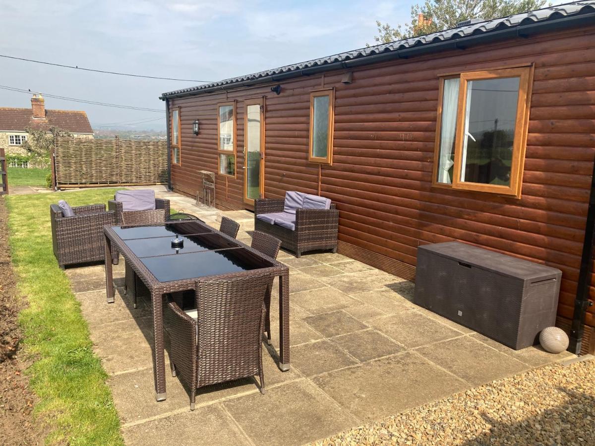 Rew Farm Country And Equestrian Accommodation - Sunset Lodge 멜크샘 외부 사진