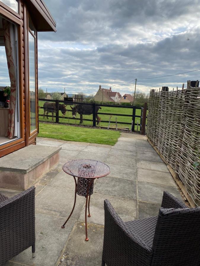 Rew Farm Country And Equestrian Accommodation - Sunset Lodge 멜크샘 외부 사진